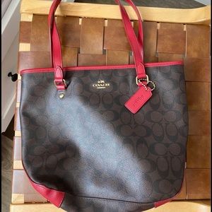 WOMENS BROWN & RED COACH PURSE.